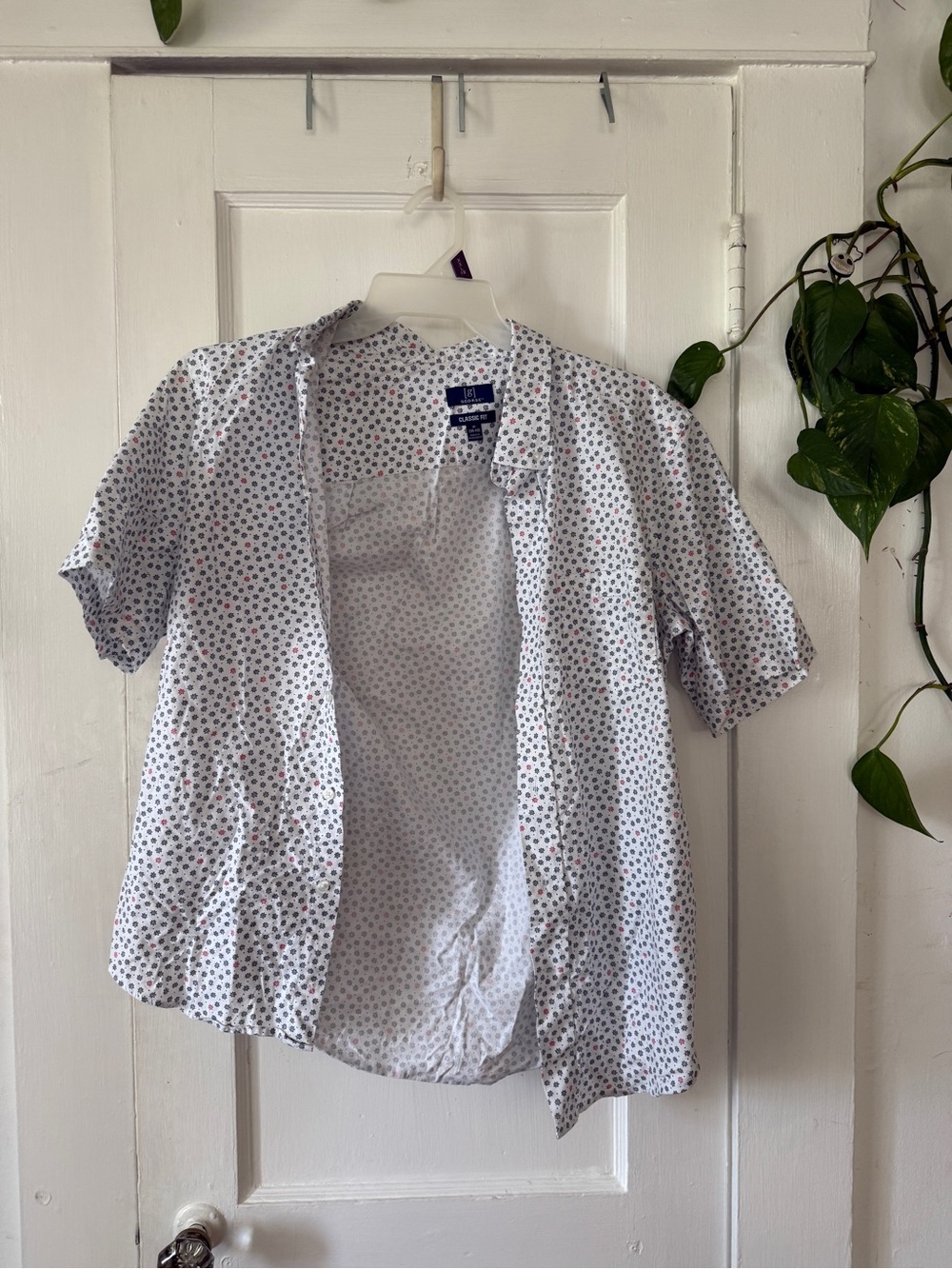 George White Short Sleeve Button-Up Shirt with Navy and Red Star Motif size M